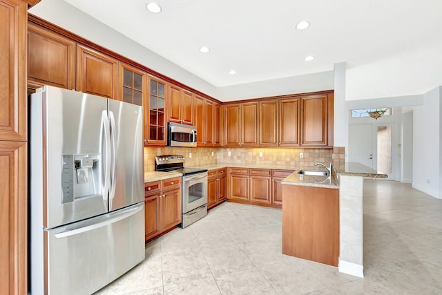 10623 Silverton Ln, Boynton Beach, FL 33437 - kitchen with stainless steel appliances, a peninsula, a sink, decorative backsplash, and recessed lighting