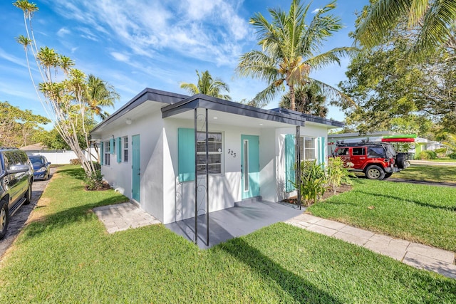 view of front of property featuring a front lawn