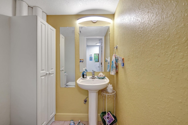 bathroom featuring a textured ceiling