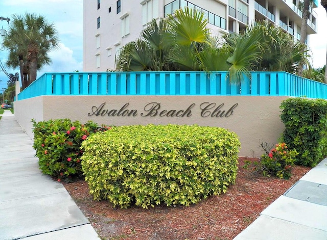 view of community / neighborhood sign