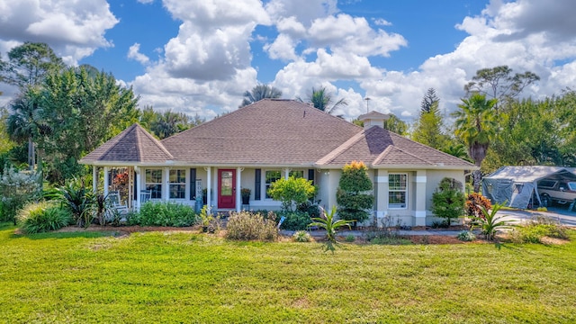 view of front of property featuring a front yard