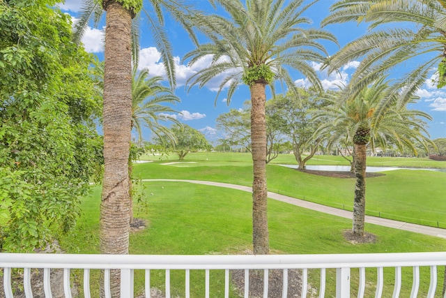 view of property's community featuring a lawn