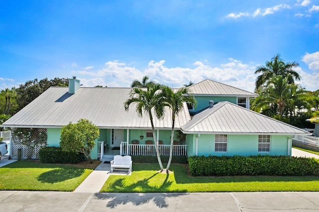 view of front of home featuring a porch and a front lawn