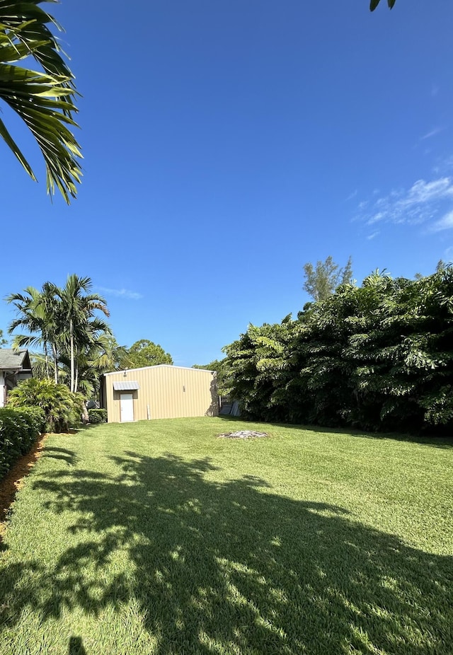 view of yard featuring an outbuilding