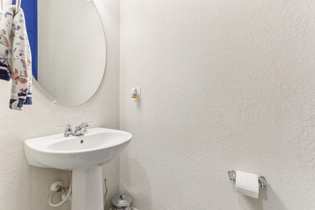 bathroom featuring sink