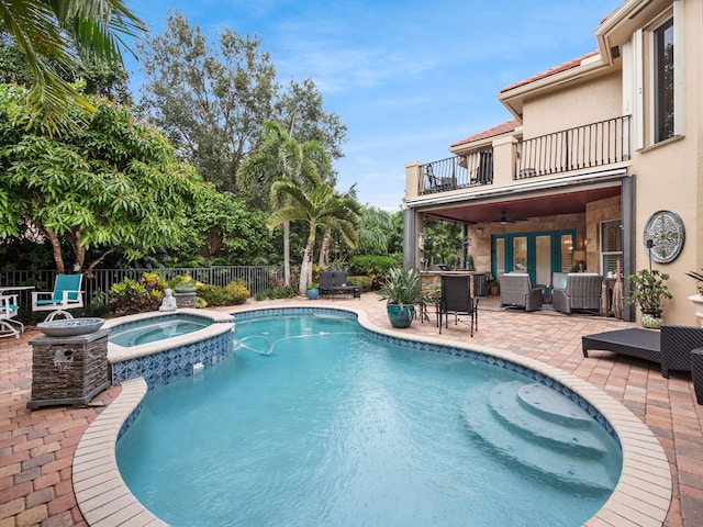 view of swimming pool with outdoor lounge area, an in ground hot tub, ceiling fan, and a patio