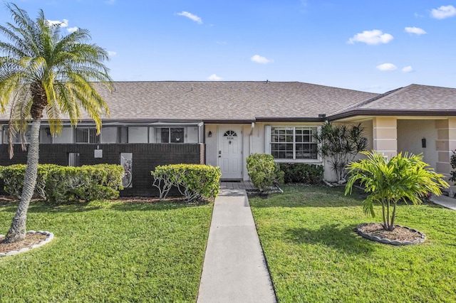 single story home featuring a front yard