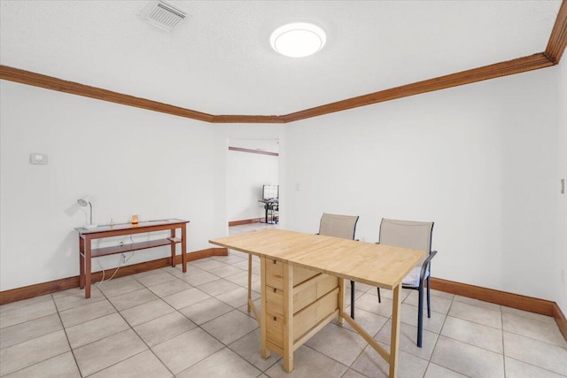 dining area with ornamental molding