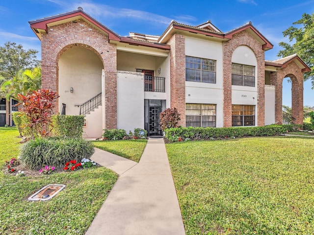 view of front of home featuring a front yard