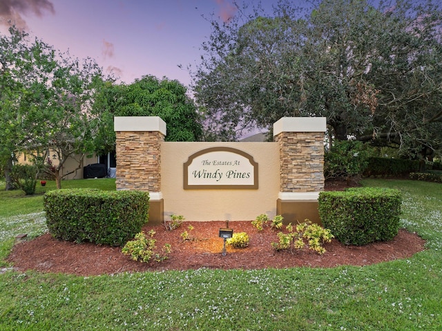 community / neighborhood sign featuring a yard