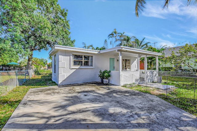 view of front of home with ceiling fan