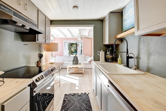 kitchen featuring sink, ceiling fan, gray cabinets, light hardwood / wood-style floors, and stainless steel appliances