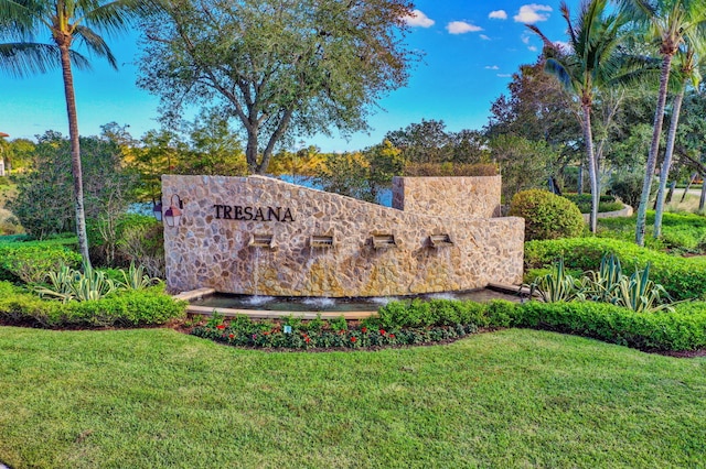 community sign with a lawn