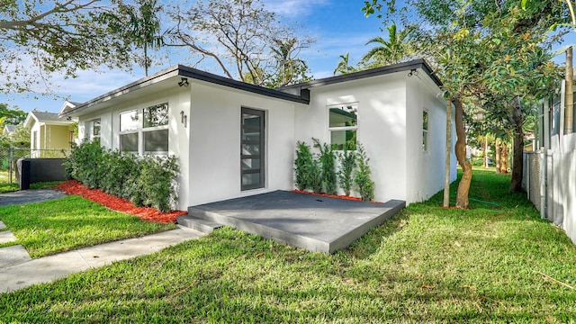 view of front of home with a front yard