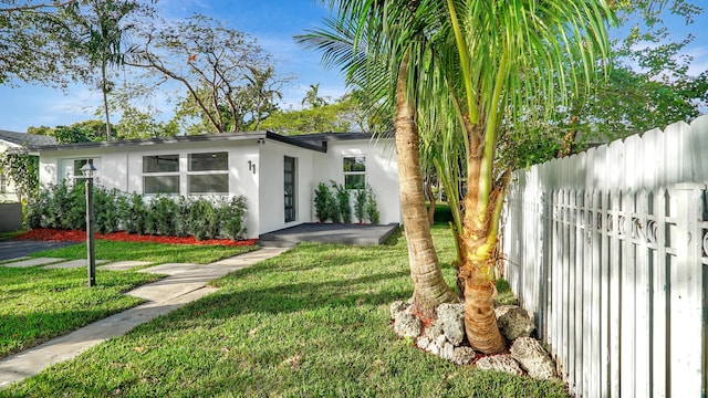 view of front of house with a front lawn