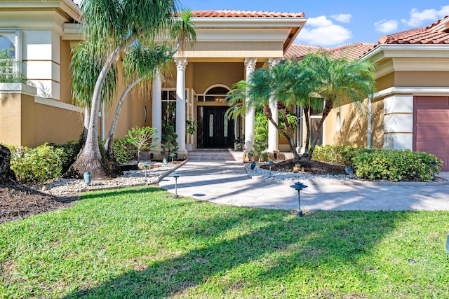 property entrance featuring a lawn