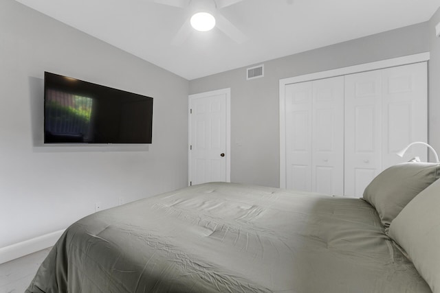 bedroom featuring ceiling fan and a closet