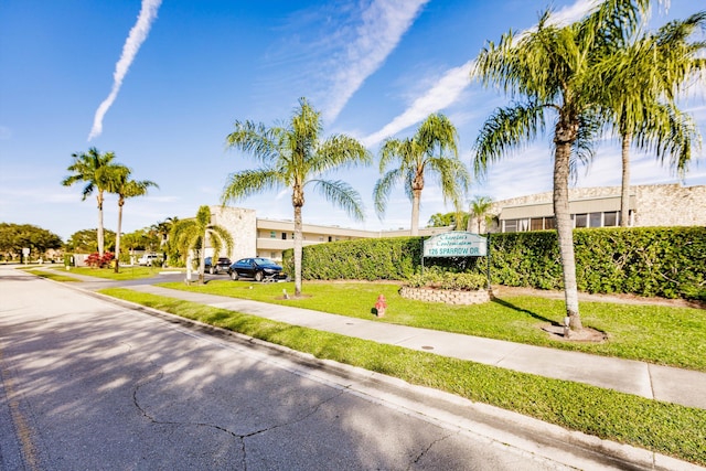 view of front facade featuring a front lawn