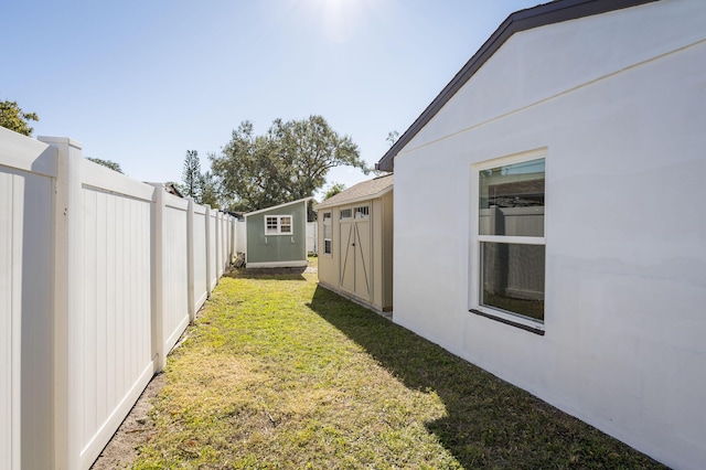 view of yard featuring a storage shed