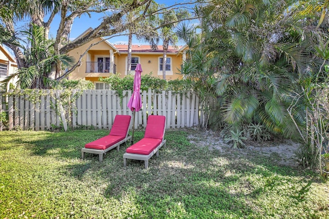 view of yard featuring a balcony