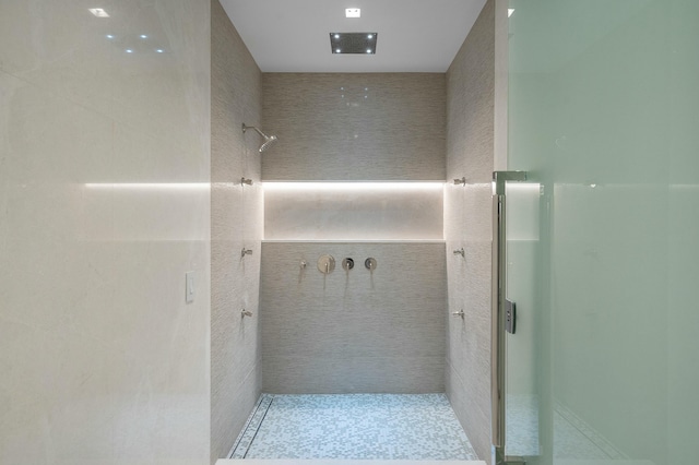 bathroom featuring a tile shower