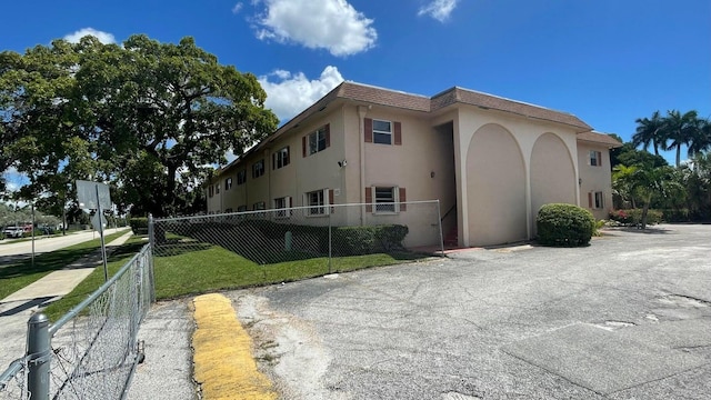 view of side of property featuring a yard