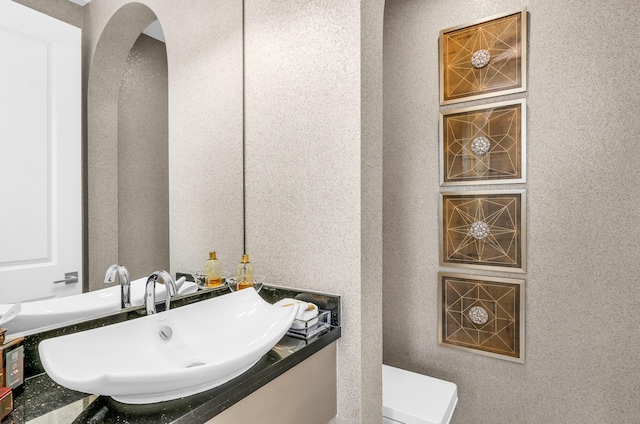 clothes washing area featuring cabinets, washer and clothes dryer, crown molding, sink, and hardwood / wood-style floors