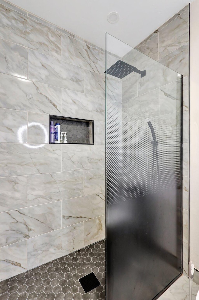 bathroom featuring tiled shower