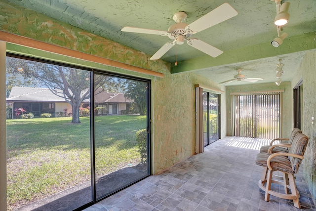 sunroom with ceiling fan