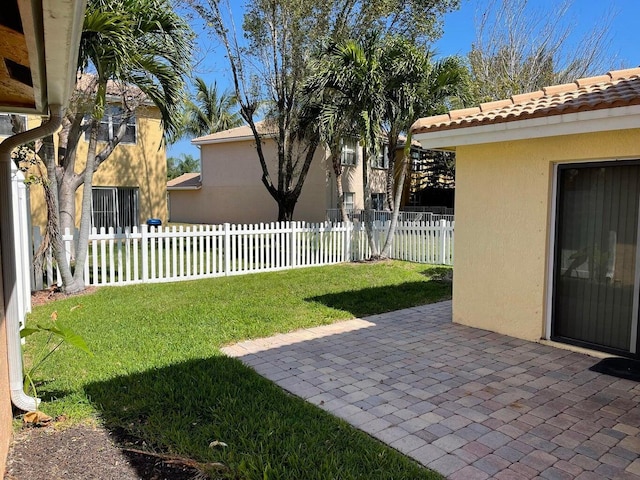 view of yard featuring a patio area