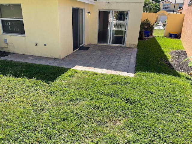 view of yard featuring a patio area