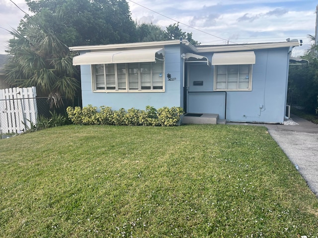 ranch-style home with a front lawn