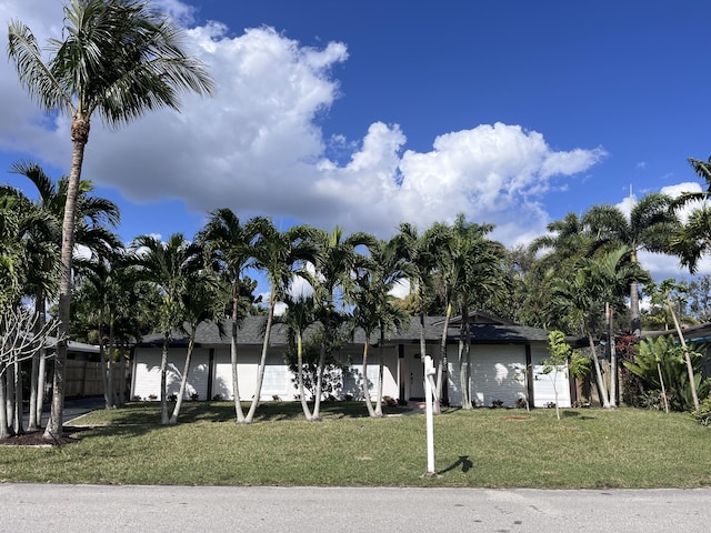 single story home with a front lawn