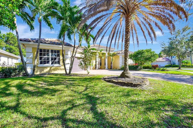 view of front of property featuring a front lawn