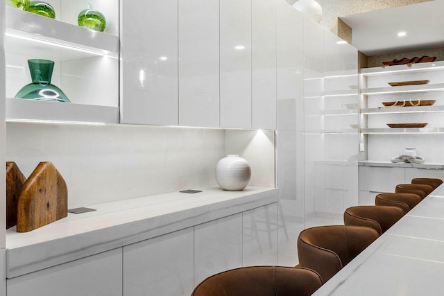 bathroom with decorative backsplash