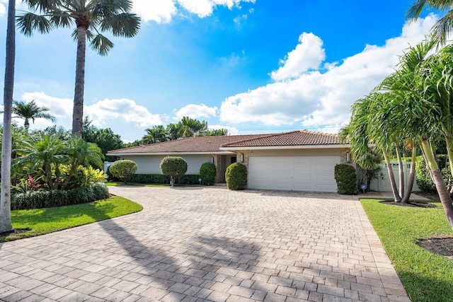 view of front of property featuring a front yard and a garage