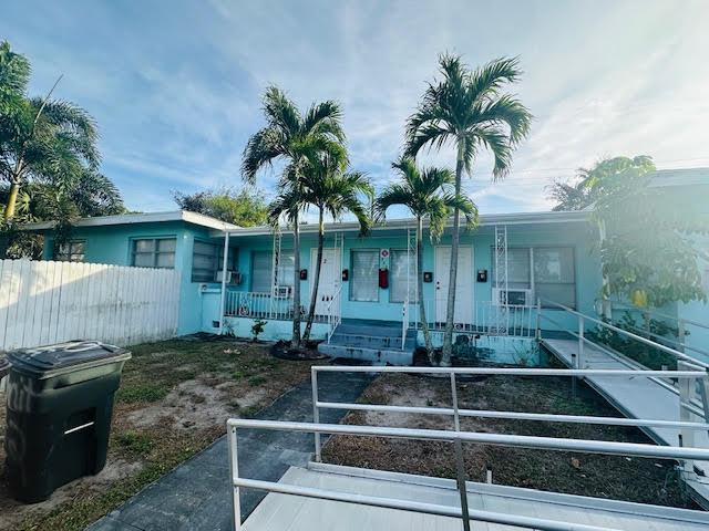 view of front of property featuring covered porch