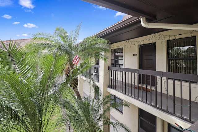 exterior space featuring a balcony