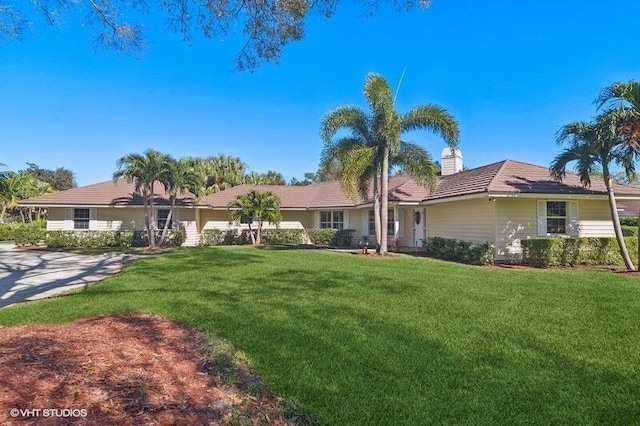 ranch-style home featuring a front lawn