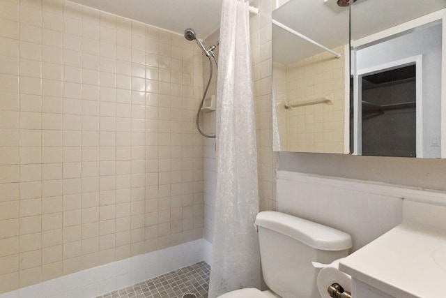 bathroom with a shower with shower curtain, vanity, and toilet