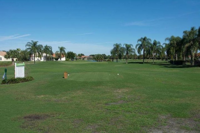 view of property's community featuring a lawn