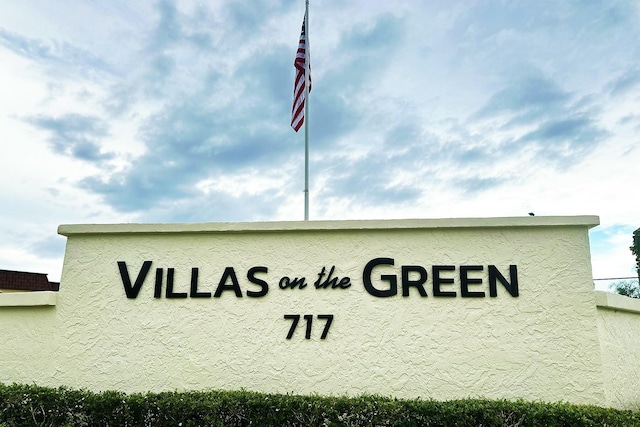 view of community / neighborhood sign