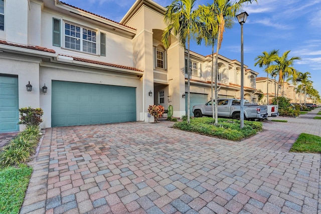 view of front facade featuring a garage