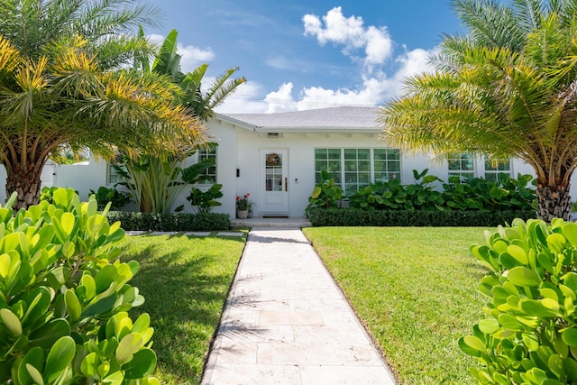 view of front of property featuring a front yard