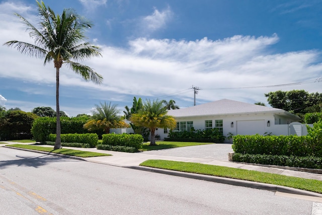 view of front of house featuring a front lawn