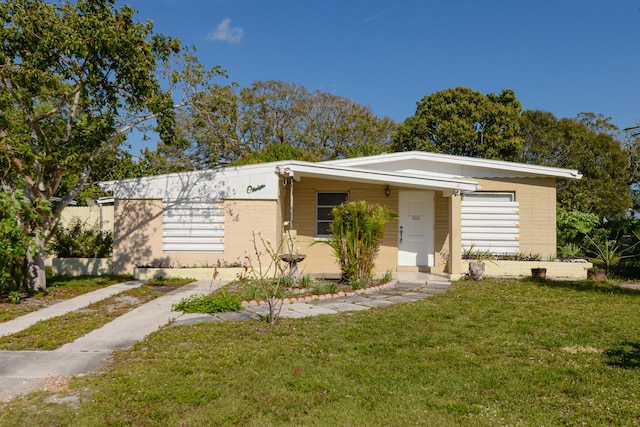 view of front of house featuring a front lawn