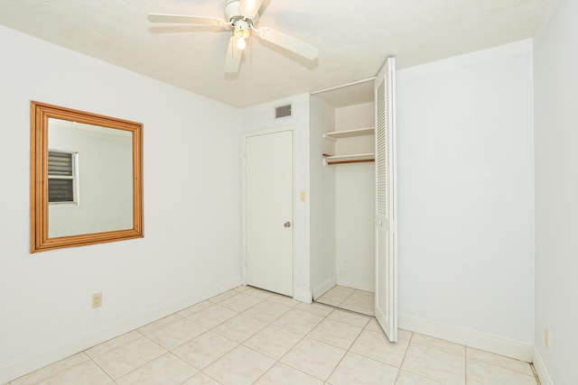 unfurnished bedroom featuring ceiling fan and a closet