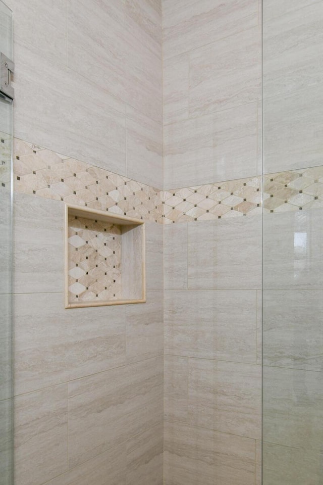 bathroom featuring tiled shower