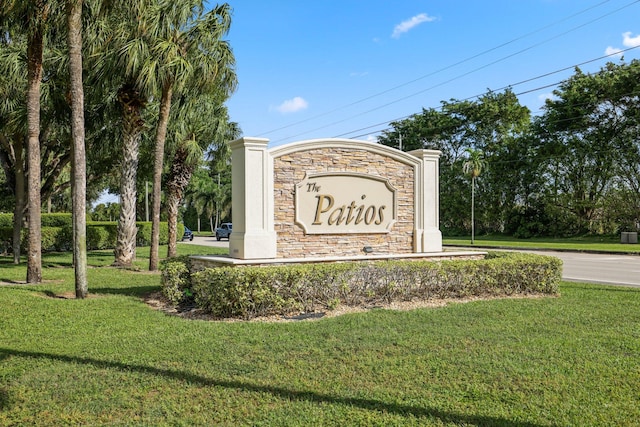 community / neighborhood sign featuring a yard