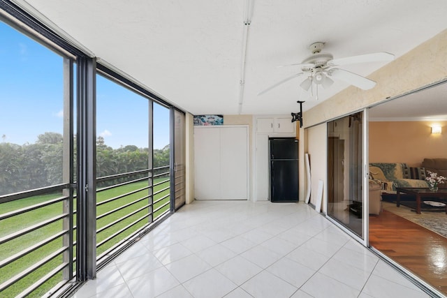 sunroom featuring ceiling fan